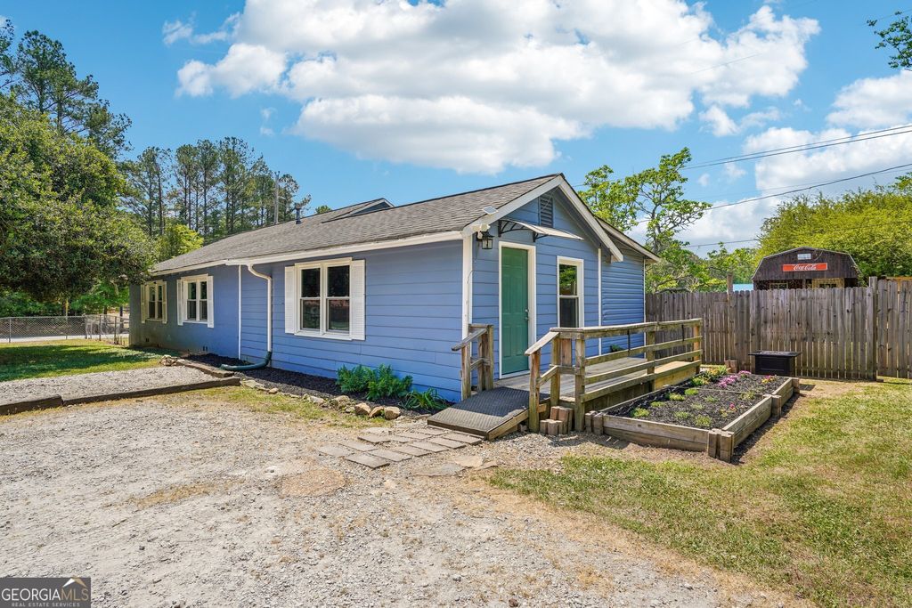 Photo of 1042 Main Street, Whitesburg, GA 30185 (MLS # 10741685)