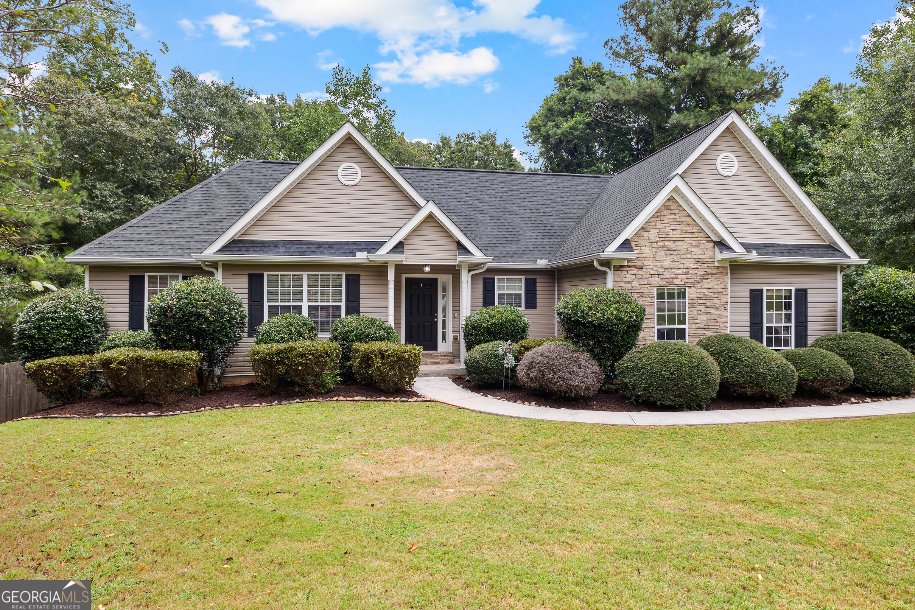 Newnan, Georgia 30265, United States, 3 Bedrooms Bedrooms, ,2 BathroomsBathrooms,Residential,Pending,200813