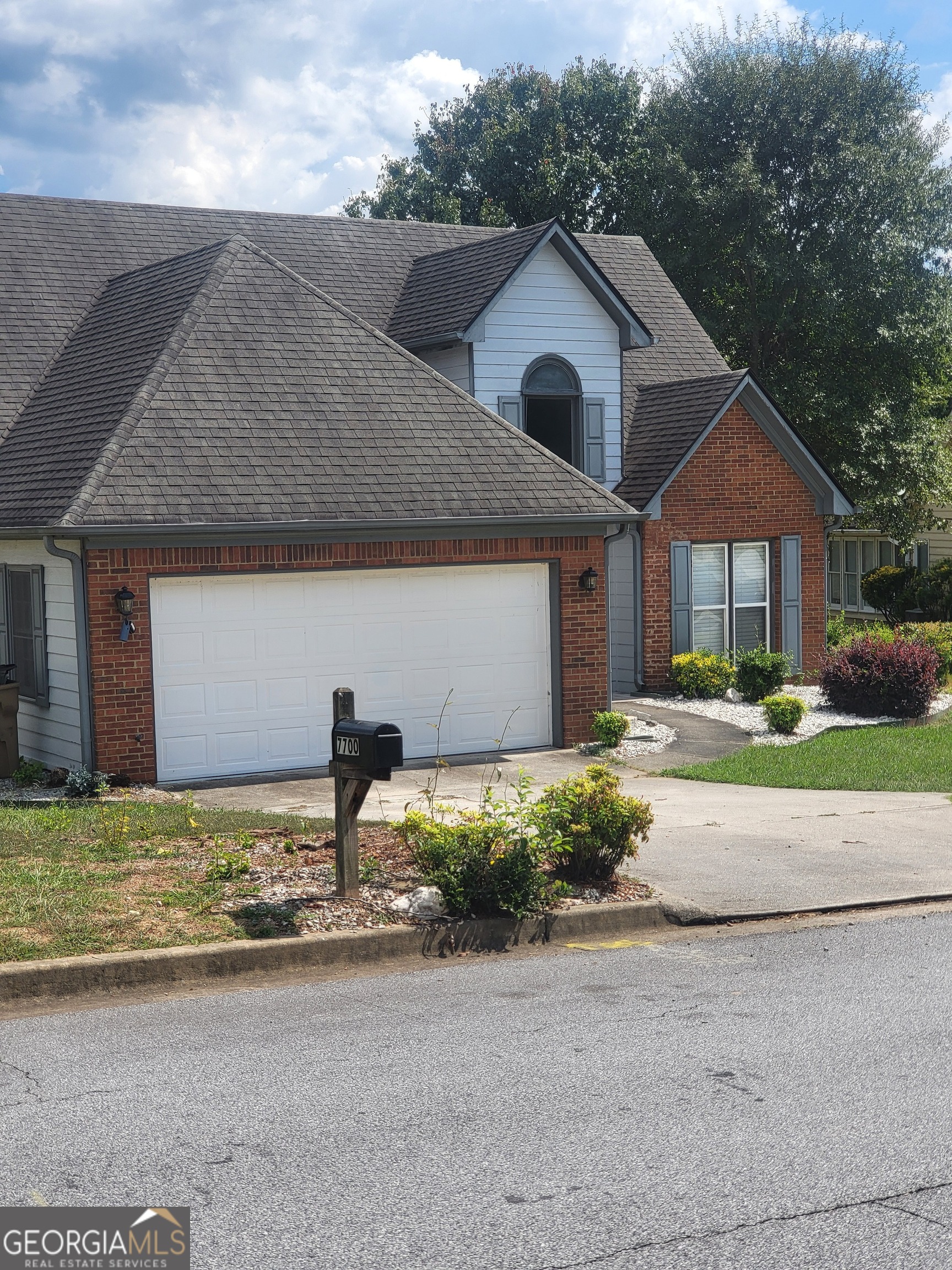 Schedule showing through ShowingTime. BETTER THAN NEW ON LAKE. 2 TIER DECK, SCREENED PORCH-HOME HAS ALL THE BELLS AND WHISTLE. NEW PAINT, GRANITE COUNTERTOP, STAINLESS STEEL APPLIANCES, PLANK KITCHEN FLOOR, EXTERIOR MAINTENANCE INCLUDED. EXTERIOR SIDING BEING TOTALLY RENOVATED. NO ACTIVE BANKRUPTCY & MINIMUM CREDIT SCORE 620. SWIM AND TENNIS COMMUNITY. SECURITY DEPOSIT $2100 NON-NEGOTIABLE. $75 APPLICATION PER ADULT. MINIMUM 3 TIMES RENT RULE, NO SECTION 8 / HOUSING CHOICE VOUCHER. BACKGROUND CHECK, CREDIT CHECK CONTACT AGENT ONLY