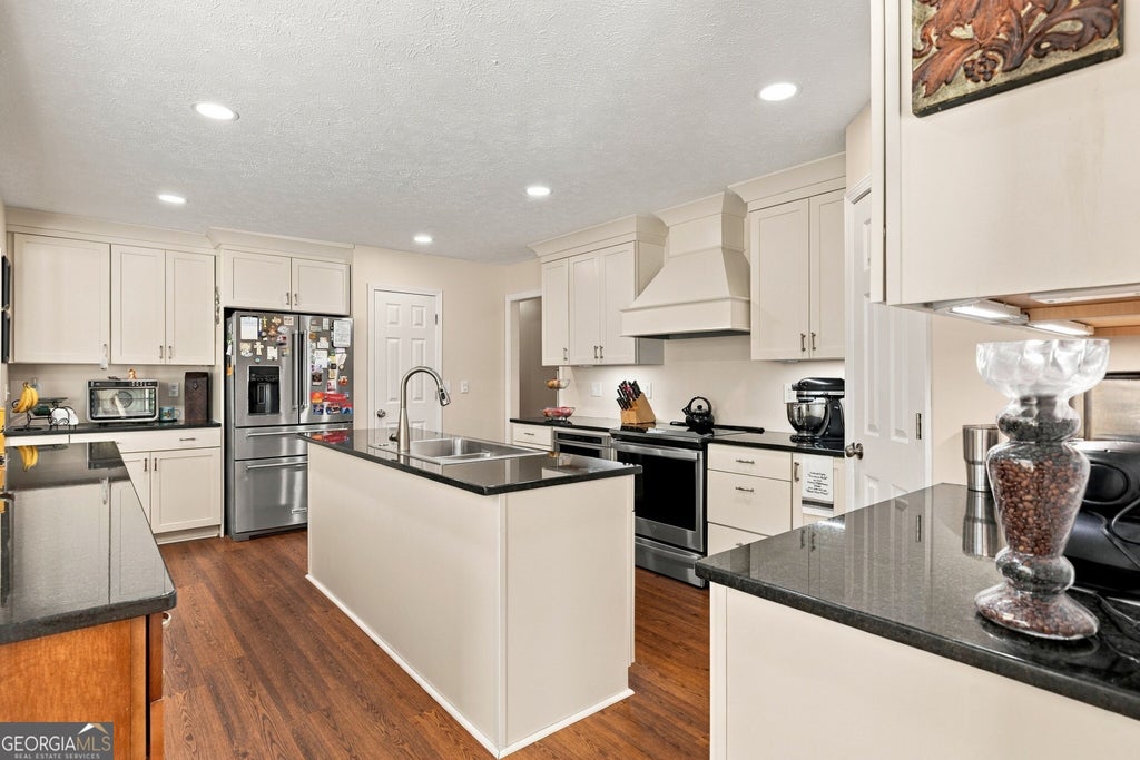 Photo of 17 Bennington Drive NW, Rome, GA 30165 (MLS # 10847524)