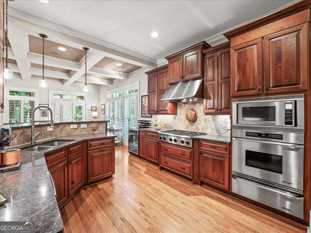 1105 Charles Towne SQ