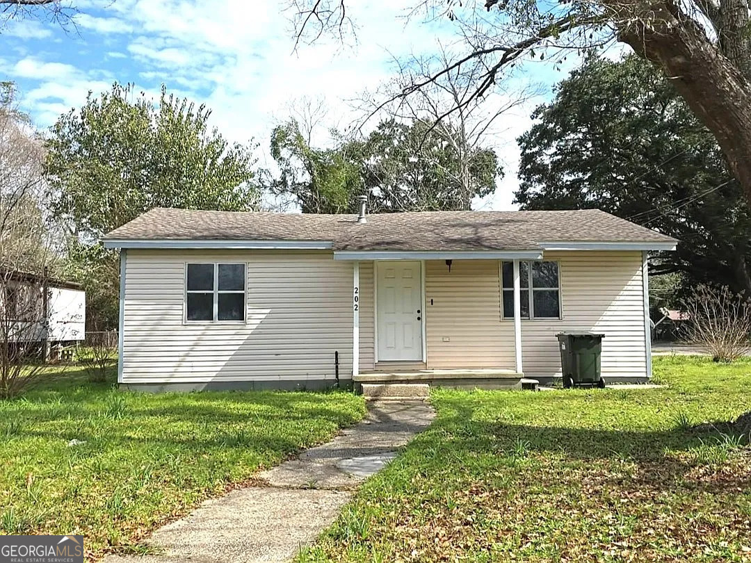 Foreclosure Auction Ends July 08, 2025 at 12:00 PM EST. Comfortable 3-bedroom, 2-bath home with a welcoming layout in Cantonment. Sold As-is with Clear Title. Explore more details and submit your bid through Federa Home App.