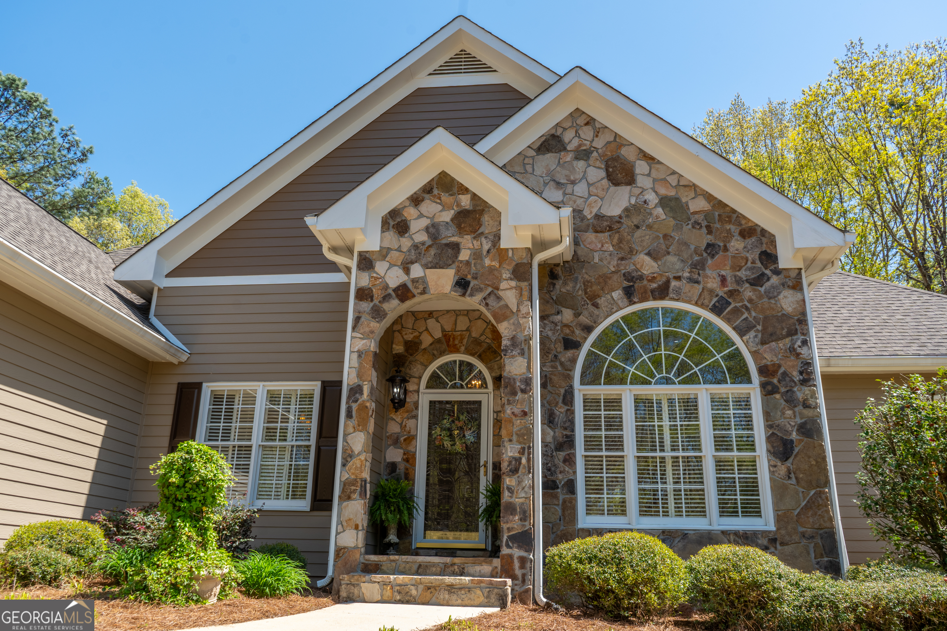 Clarkesville, Georgia 30523, United States, 5 Bedrooms Bedrooms, ,5 BathroomsBathrooms,Residential,Active,109158