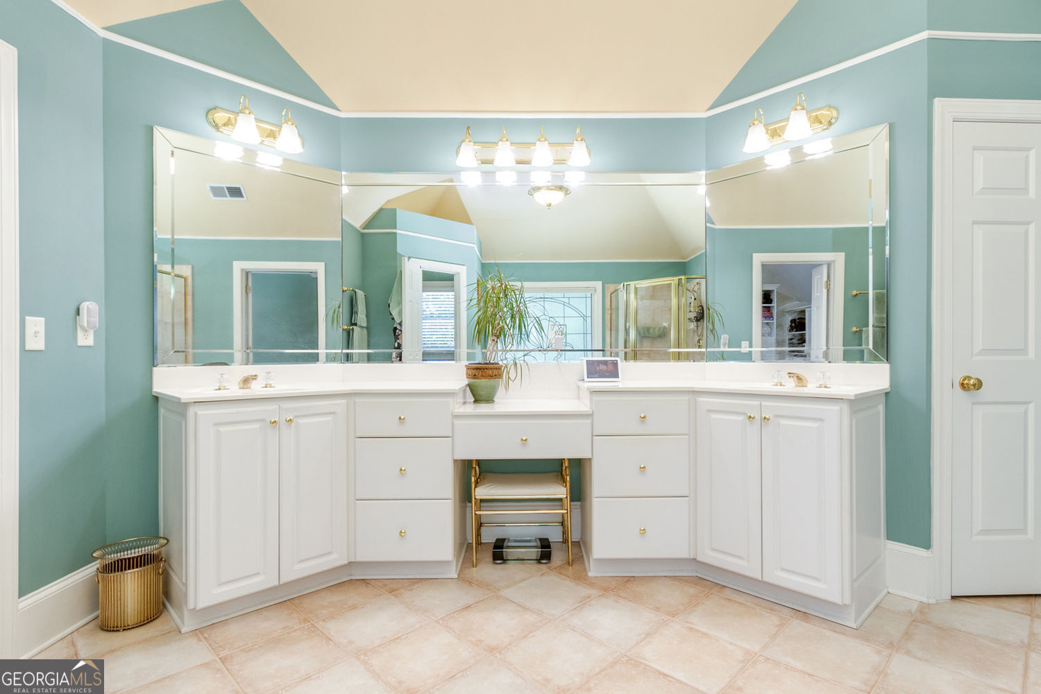 Alpharetta, Georgia 30022, United States, 5 Bedrooms Bedrooms, ,5 BathroomsBathrooms,Residential,Pending,182551