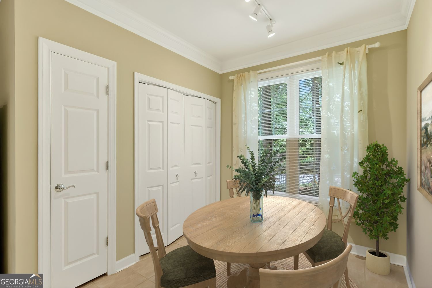 221 Ashford CIR