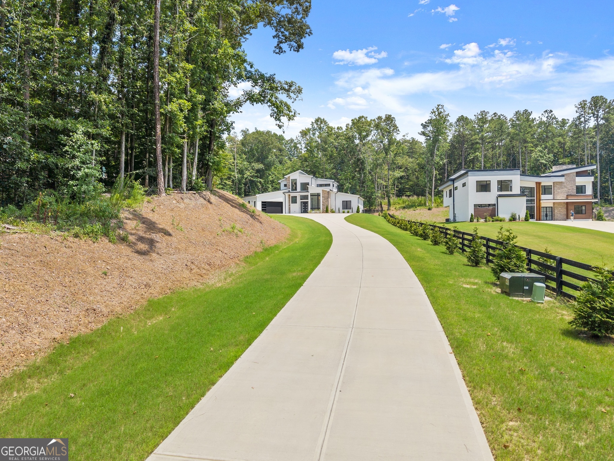 1676 Thomas DR
