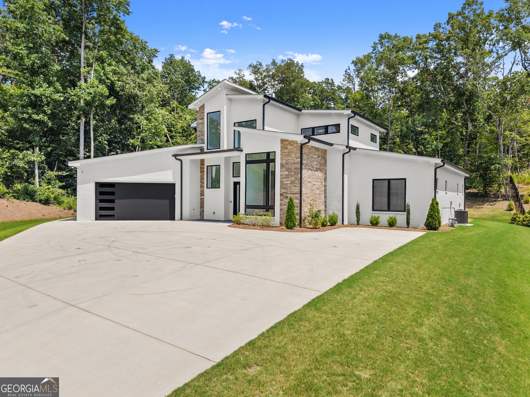 1676 Thomas DR