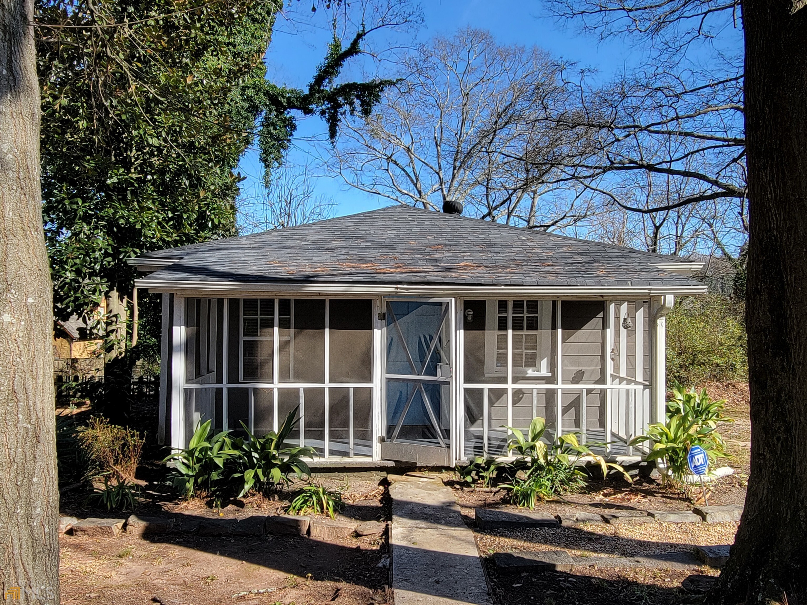 3 bedroom, 1 bath home in Boulevard Heights. Near Grant Park, Atlanta Zoo, I-20 and steps to Atlanta Beltline. Screened in front porch, ceiling fan, and storage unit in the backyard.