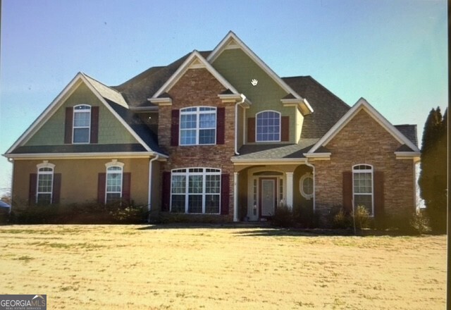 IF YOUR LOOKING FOR A GREAT HOME, LOOK NO FURTHER. THIS SPACIOUS 2853 SQ FT HOME BOASTS 5 BEDROOMS, 3.5 BATHS. IT IS CONVENIENT TO GRIFFIN ACTIVITIES, SHOPPING AND RESTAURANTS AND IS IN AN EXCELLENT SCHOOL DISTRICT. IT OFFERS A LARGE KITCHEN WITH STAINLESS STEEL APPLIANCES, SOLID SURFACE COUNTER TOPS, AN ISLAND WITH SEATING, A BREAKFAST AREA AND A KEEPING ROOM WITH A STONE FIREPLACE. THERE IS A SEPARATE DINING ROOM, LIVING ROOM WITH A VAULTED CEILING, STONE FIREPLACE WITH GAS LOGS AND STARTER, A TWO STORY FOYER, MASTER ON THE MAIN AND MUCH MORE. THIS HOME OFFERS SO MUCH ON A 1 ACRE LOT WITH A FENCED BACK YARD.