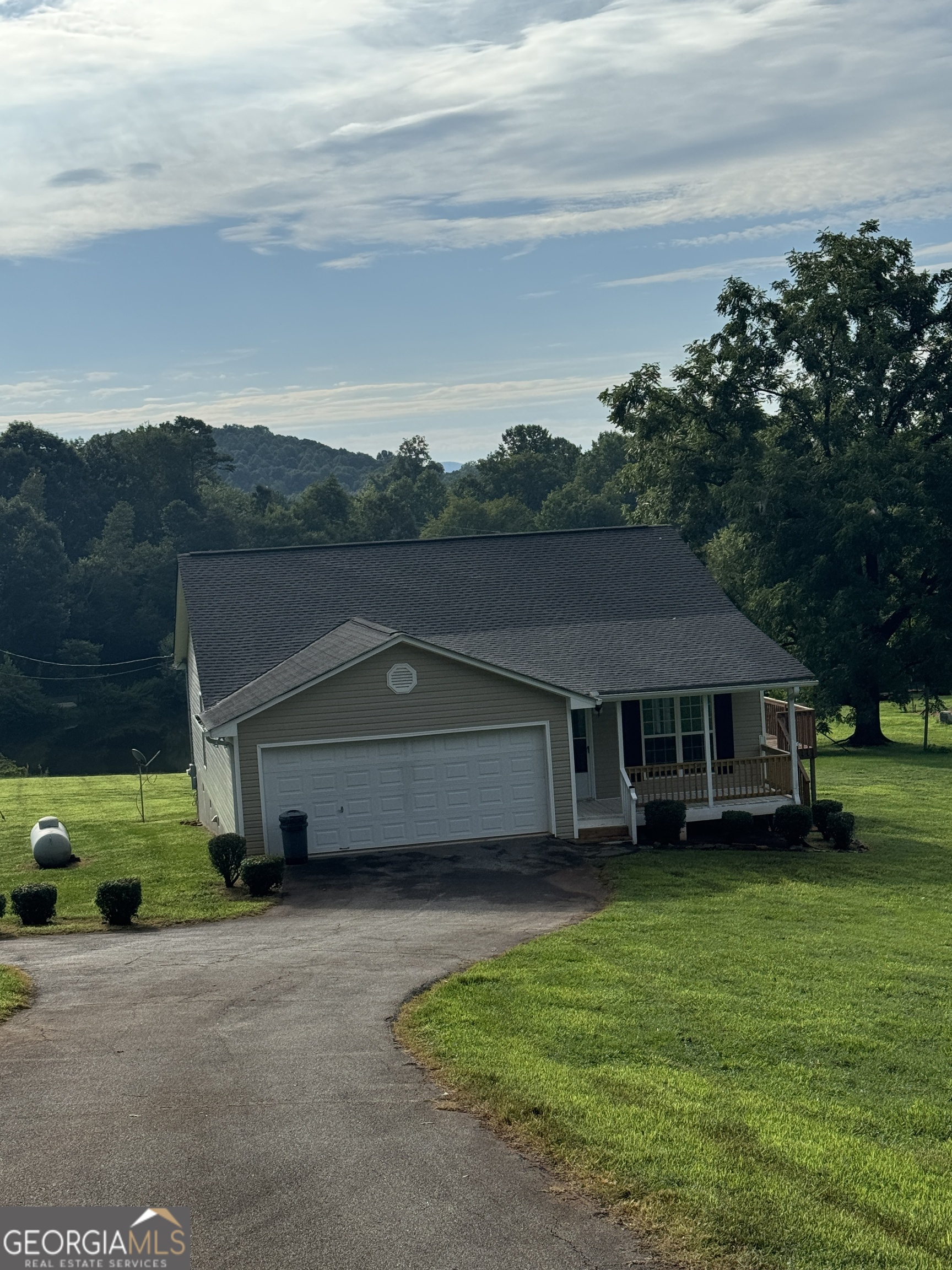 3 Bedroom/ 2 Bath home with 2-car garage just a few minutes from Downtown Dahlonega. NO PETS!!!