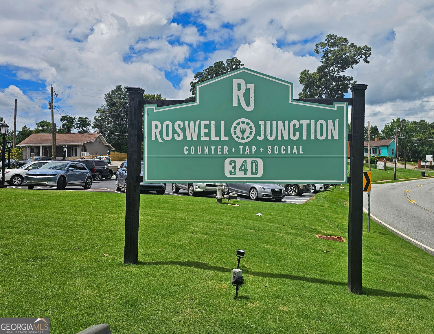 Roswell, Georgia 30075, United States, 3 Bedrooms Bedrooms, ,3 BathroomsBathrooms,Residential,Pending,192564