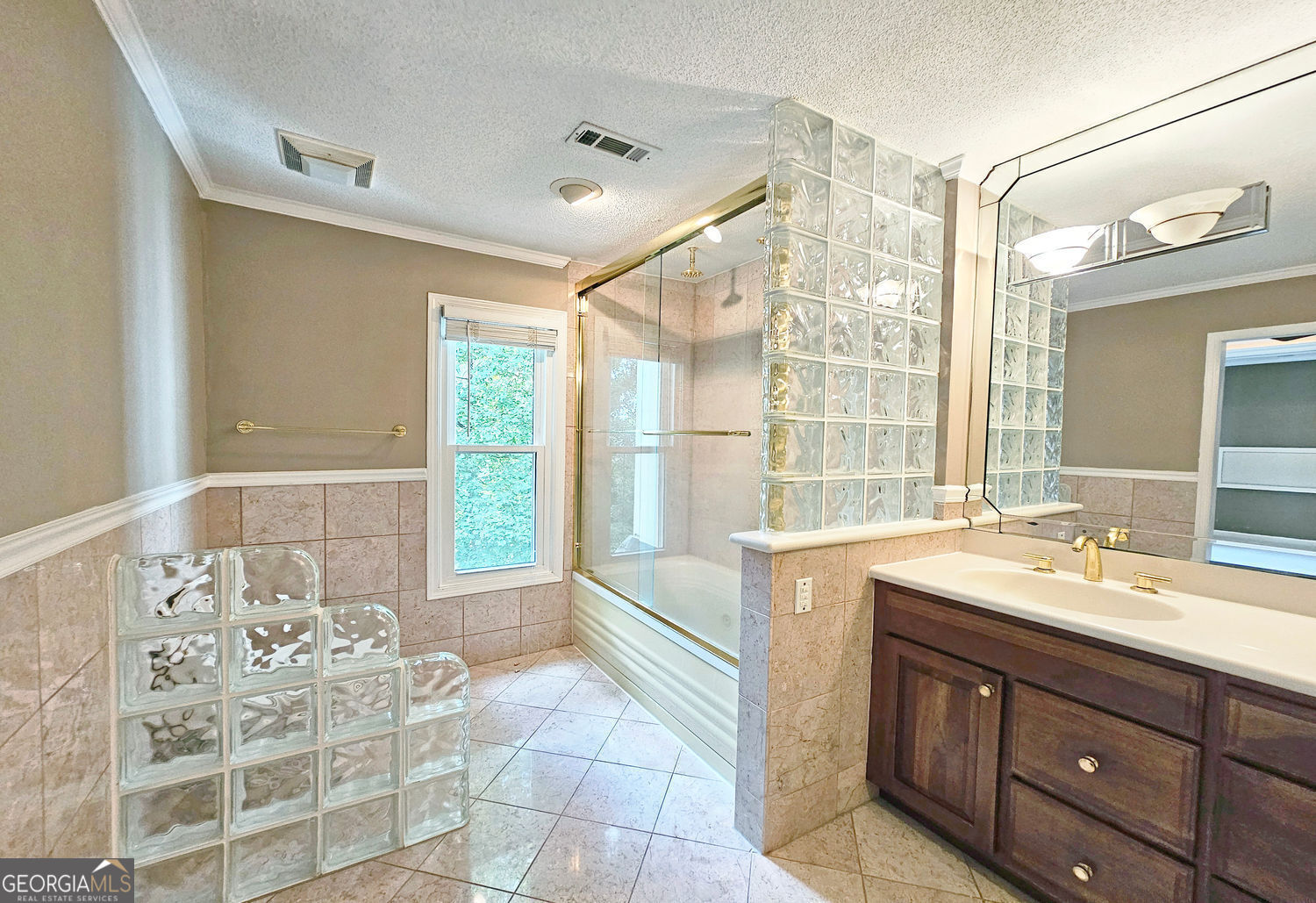 Roswell, Georgia 30075, United States, 3 Bedrooms Bedrooms, ,3 BathroomsBathrooms,Residential,Pending,192564