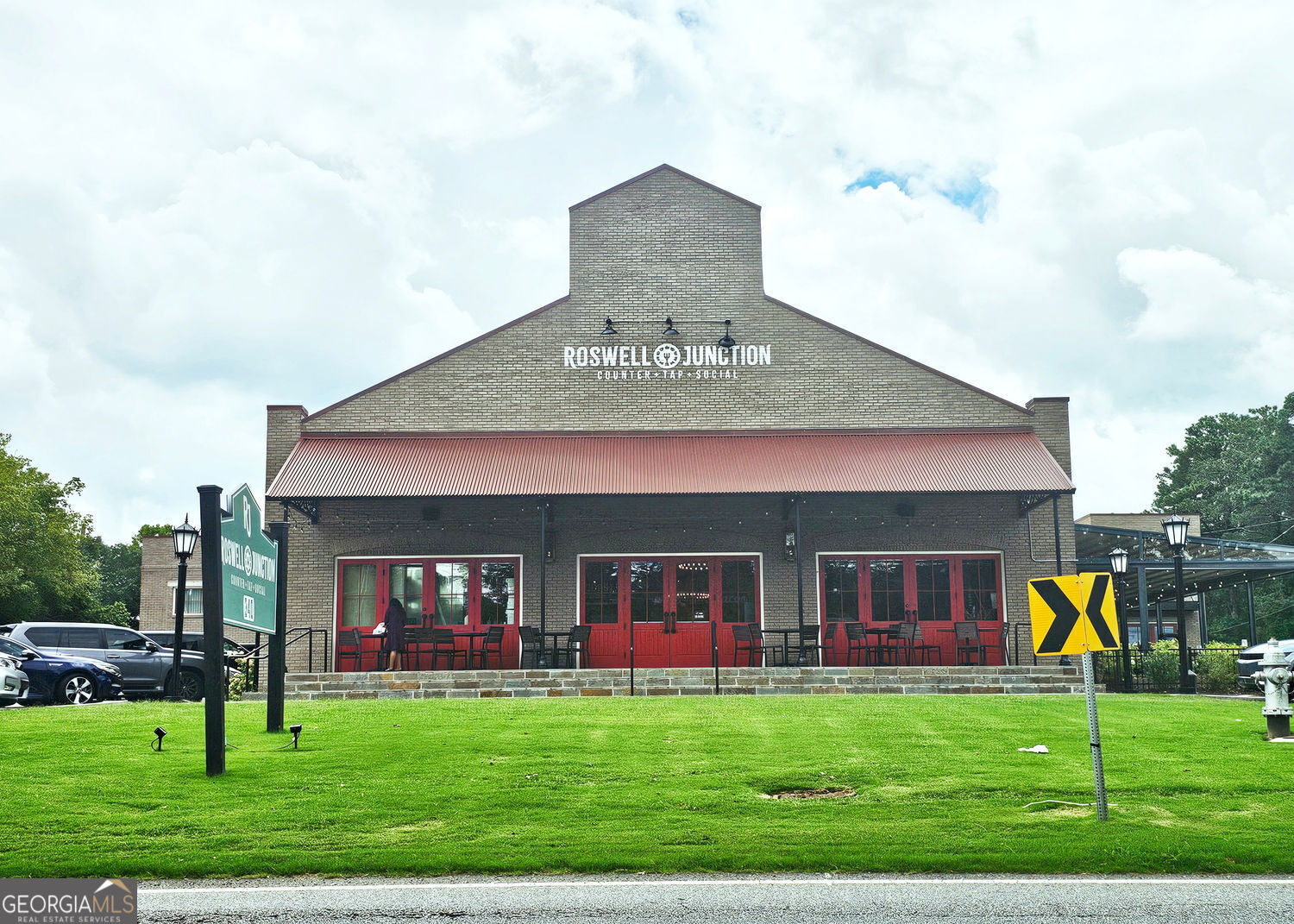 Roswell, Georgia 30075, United States, 3 Bedrooms Bedrooms, ,3 BathroomsBathrooms,Residential,Pending,192564