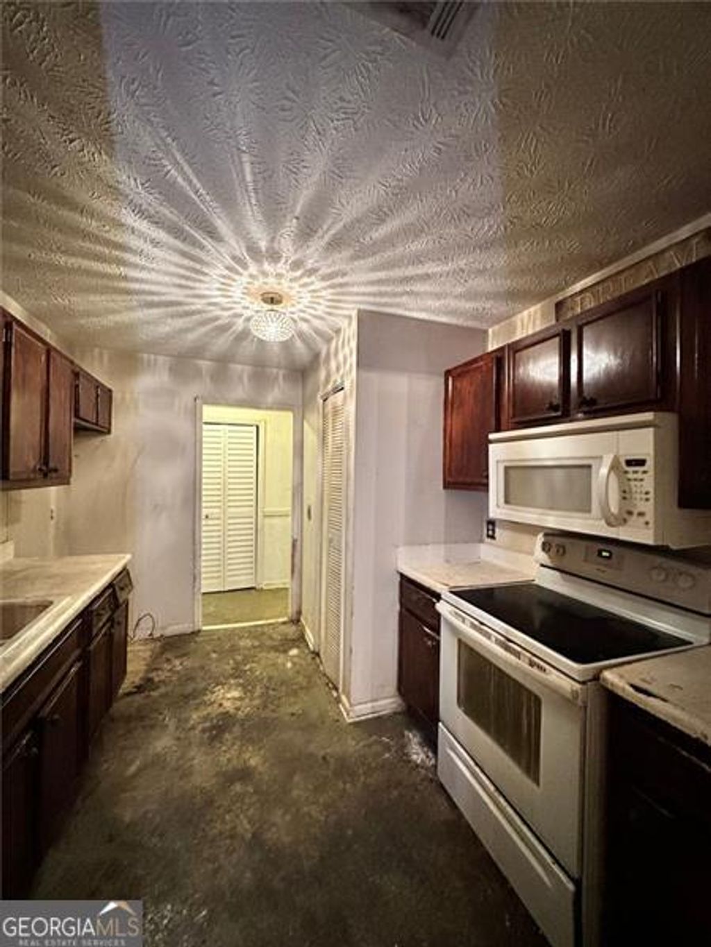 Photo of 1001 LAKE POINTE Cir, Roswell, GA 30075 (MLS # 10659868)