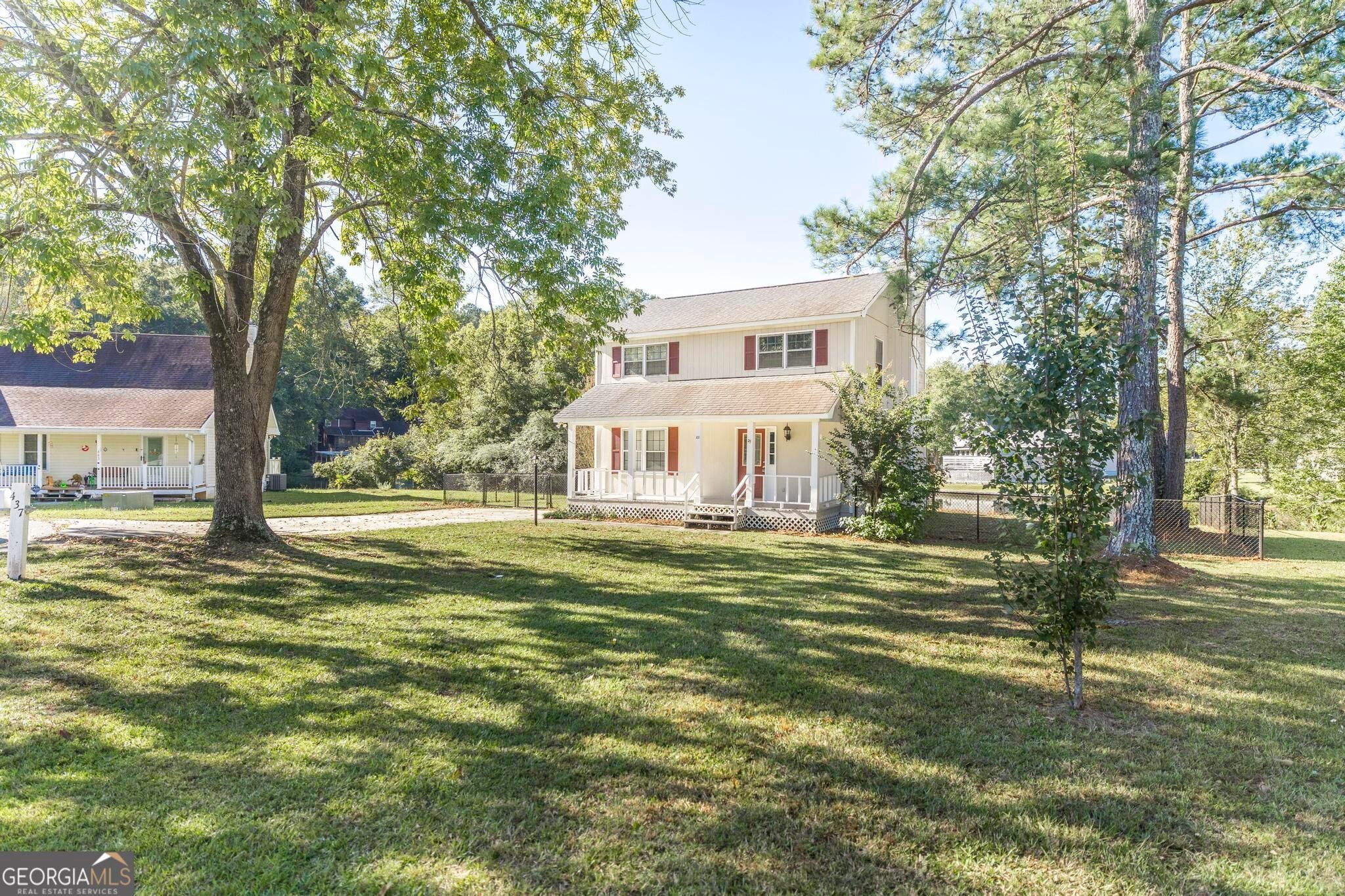 437 Edgewater CIR