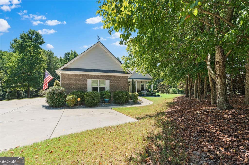 Photo of 212 Overlook Way, Carrollton, GA 30117 (MLS # 10829055)