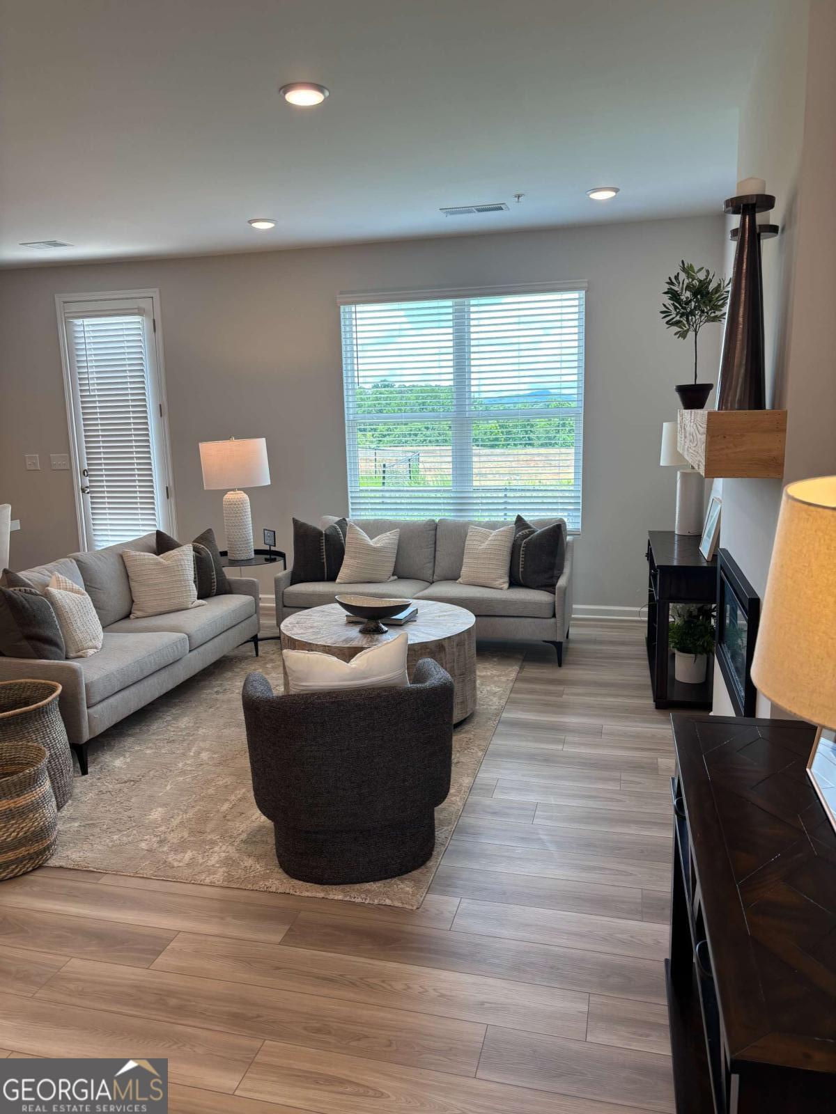 6165 Molo LN 666