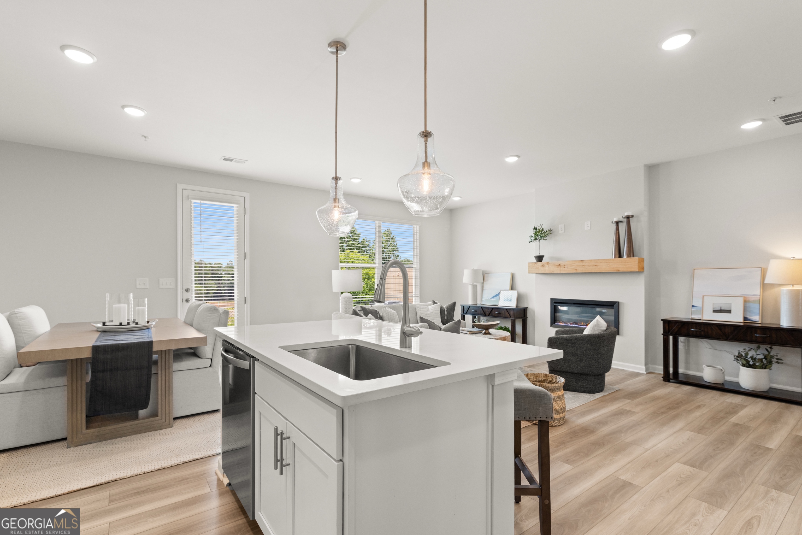 6165 Molo LN 666