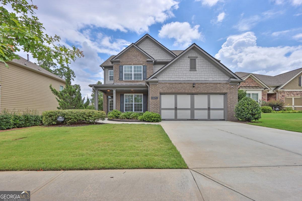 The house of your dreams is here! It's perfect for spending unforgettable moments with your family. We can't forget to mention Dad's favorite spot, where you can enjoy a delicious barbecue on the weekends and watch the game. This house has 3 bedrooms, 3 full bathrooms, and a guest bathroom. The kitchen has an open, modern design, perfect for family time. Let's do it