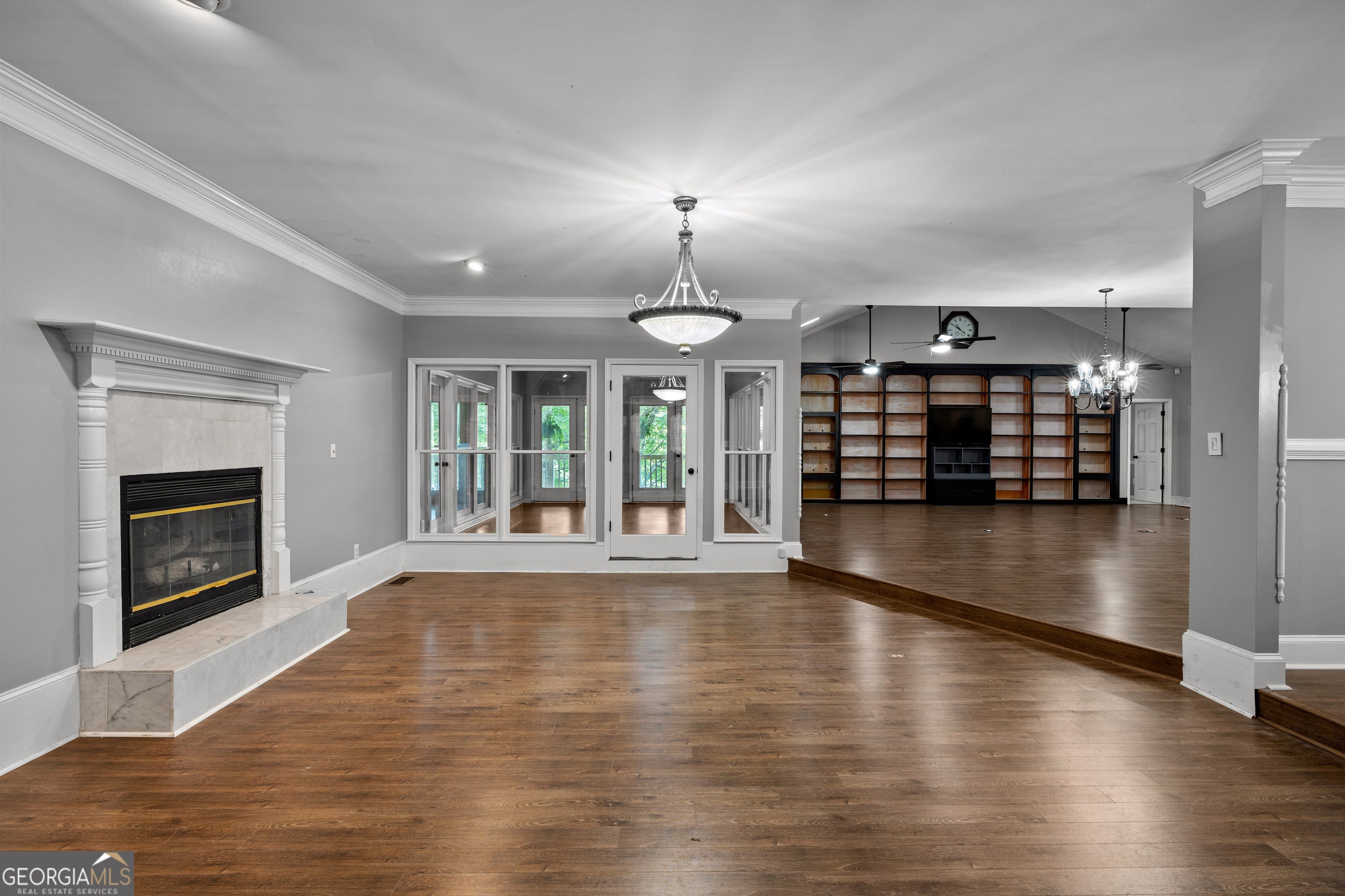 280 Waters Edge LN