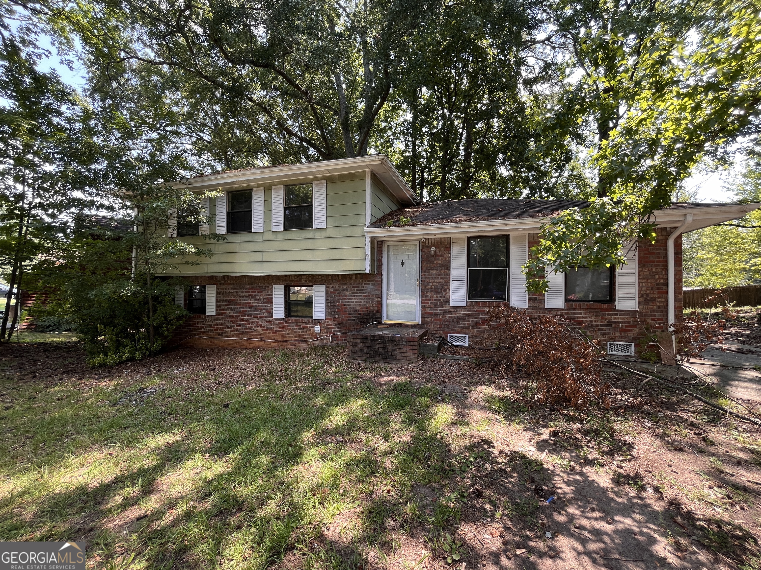 Investor Special! Located on a quiet cul-de-sac lot, this 4-bedroom, 1.5-bathroom home offers strong potential as a rental property. The house needs rehab, but it's situated in a prime location - just minutes from the highway, restaurants, and grocery stores. Great opportunity to add value and cash flow!