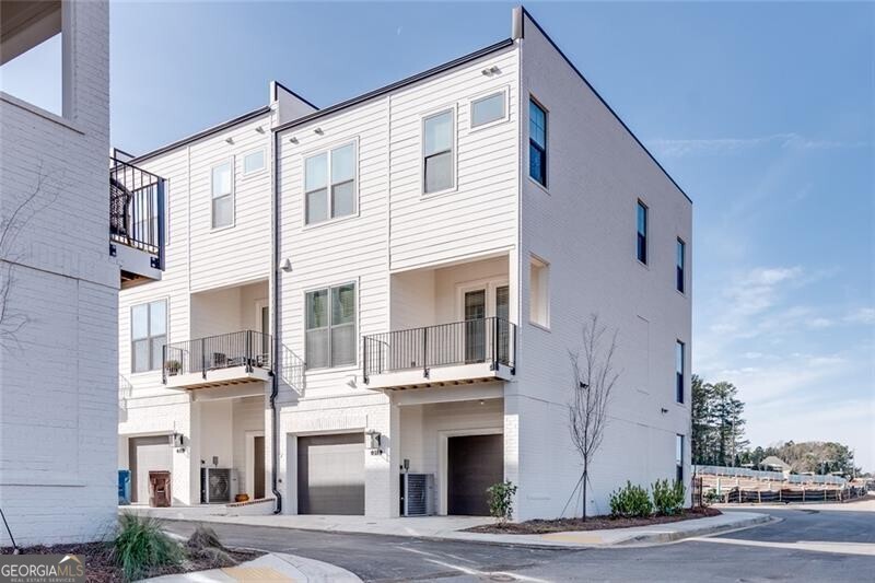 Alpharetta, Georgia 30009, United States, 4 Bedrooms Bedrooms, ,4 BathroomsBathrooms,Residential,Pending,49780