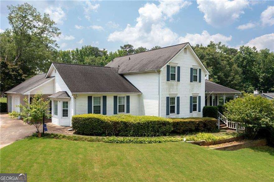 This home is in Murdock, Dodgen and Pope Schools in Marietta.  Sold As Is.  A Great Fixer UP in Wellington Forest Subdivision.