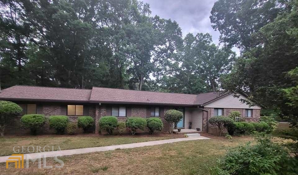 5 bedroom - 3 Bedrooms on main, 2 bedrooms in basement ranch home in peaceful neighborhood. Just minutes to shopping, dining,UGA, Vet School, Down Town! New faux wood laminate plank board flooring through out the main floor. Kitchen/Breakfast room combo, Formal Dining Room, Cozy Masonry Fireplace, custom cabinets and shelving in Family room. CORNER LOT with mature hardwood trees and a majestic, peaceful setting. BASEMENT Daylight, Full Kitchen, 2 Bedrooms, Living room , French doors, Stackable washer and drier hook up,...this basement could be for rental or family member you want to keep close to you but needing their privacy. Total heated sq ft - public source - 2764 - Basement was finished in 2015