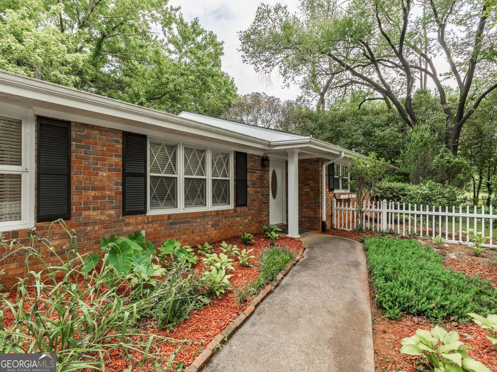 Photo of 1110 Grimes Bridge Road, Roswell, GA 30075 (MLS # 10781033)