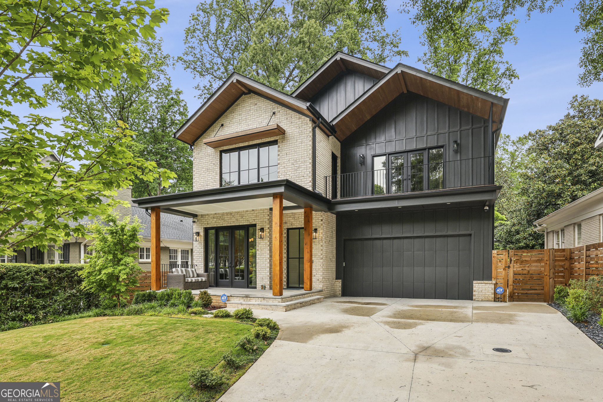 864 Courtenay DR NE
