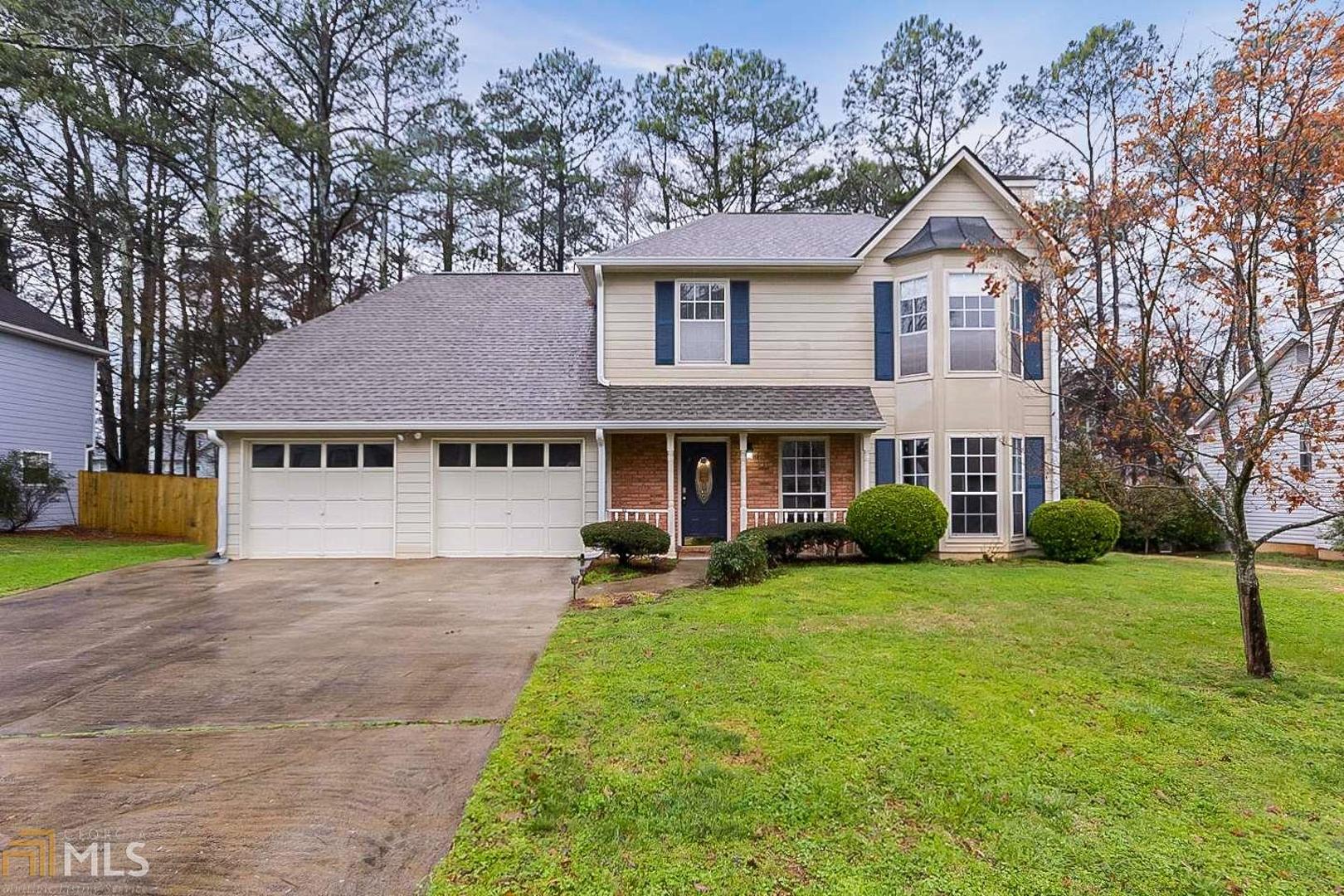 This Kennesaw two-story home offers a fireplace, stainless steel kitchen appliances, a master bath separate tub and shower, a master bedroom walk-in closet, an open patio, and a two-car garage.