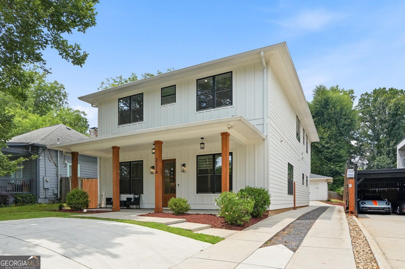 2114 Memorial DR SE