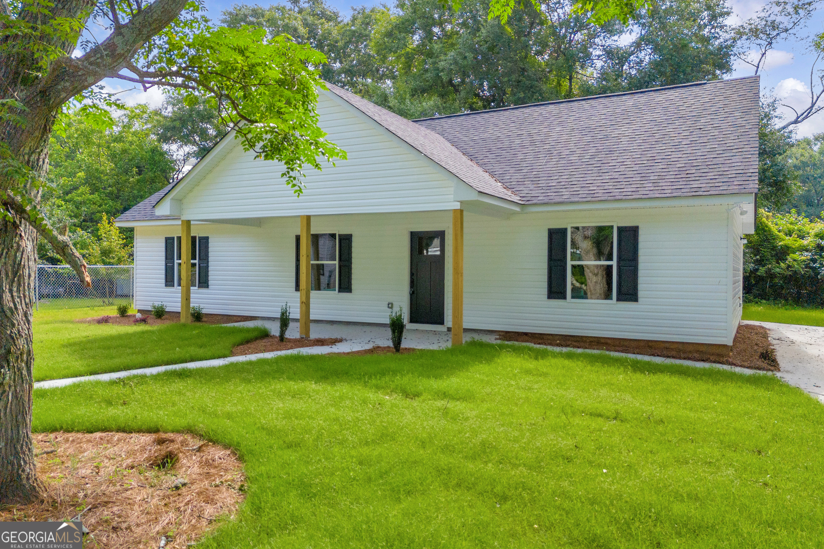 Ask about our SPECIAL FINANCING AS LOW AS 5.99 % FOR QUALIFIED BUYERS WITH OUR PREFERRED LENDER! Discover the charm of small-town living with all the modern conveniences in this brand-new 3-bedroom, 2-bath ranch-style home, ideally located in downtown Hartwell. With easy access to shopping, dining, and the charming town square, this well-designed home offers a perfect mix of modern comfort and everyday convenience.
