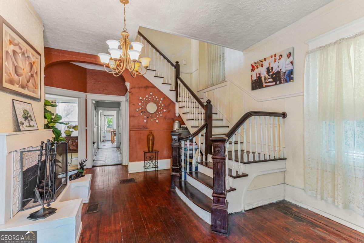 211 W 34Th ST