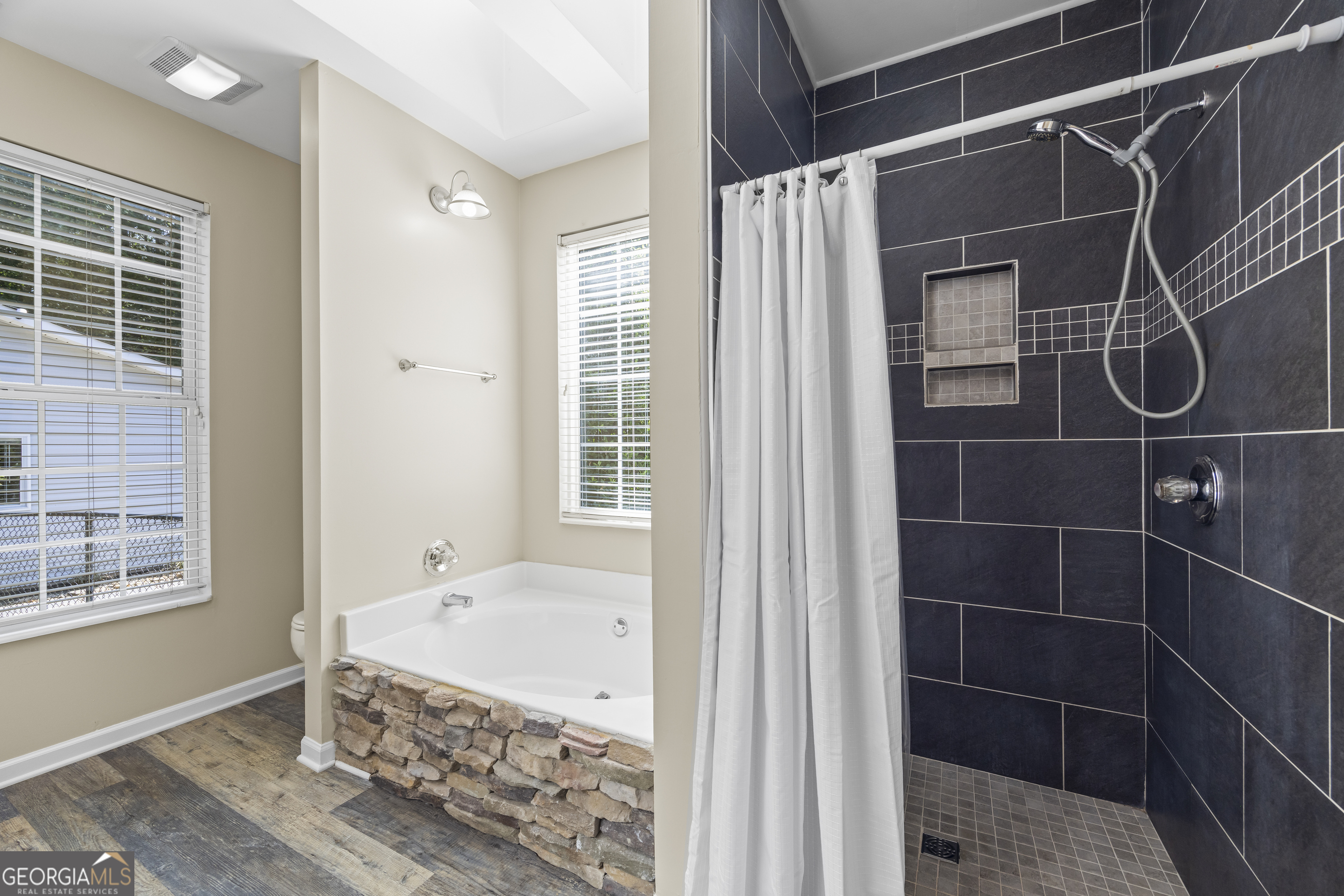 Lavonia, Georgia 30553, United States, 5 Bedrooms Bedrooms, ,3 BathroomsBathrooms,Residential,Active,44258