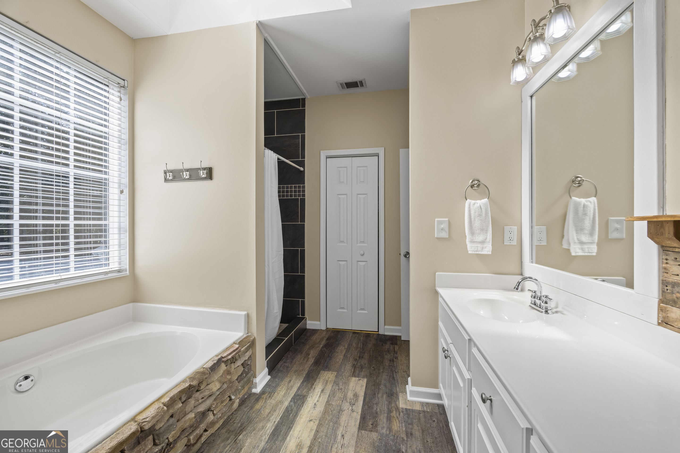 Lavonia, Georgia 30553, United States, 5 Bedrooms Bedrooms, ,3 BathroomsBathrooms,Residential,Active,44258