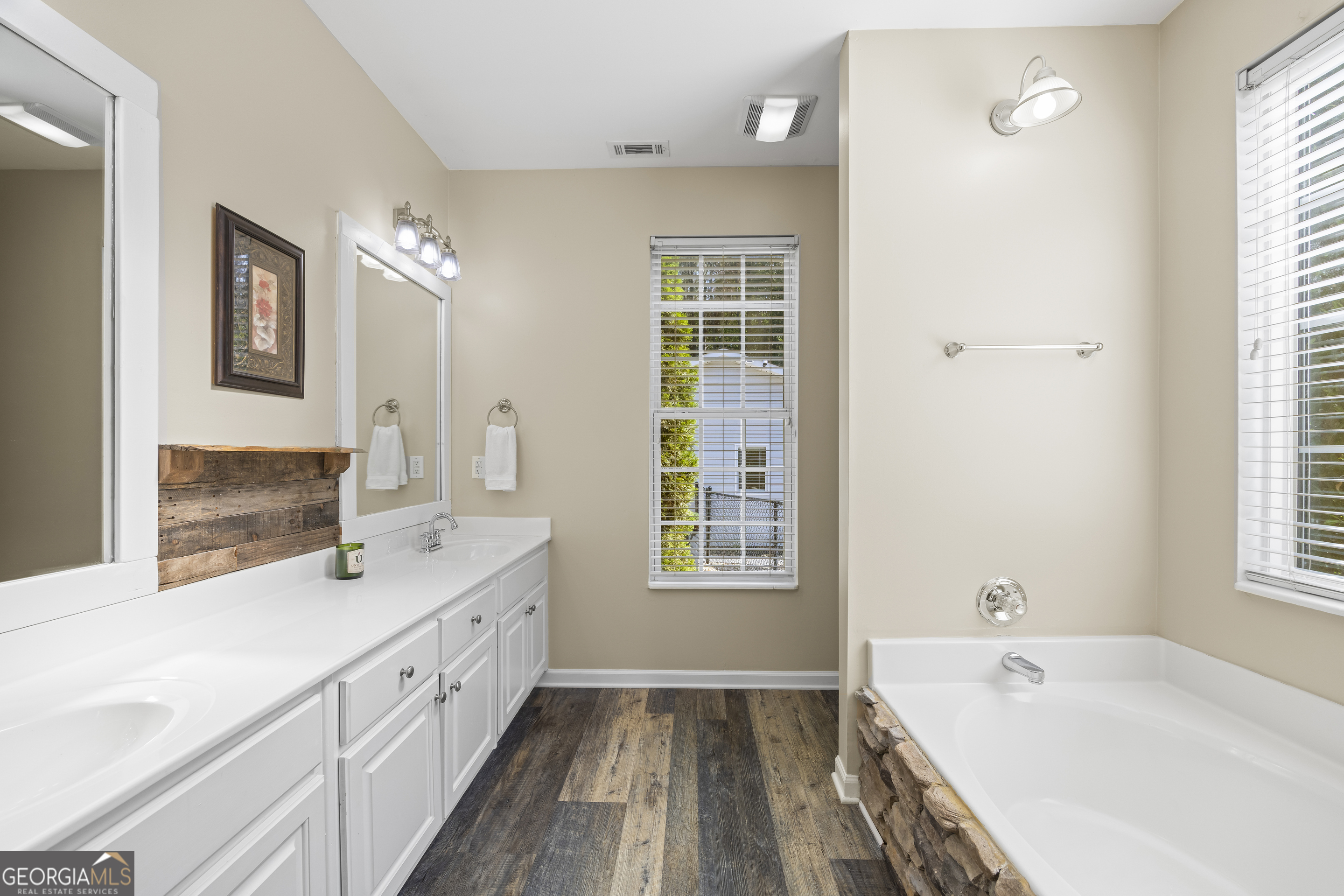 Lavonia, Georgia 30553, United States, 5 Bedrooms Bedrooms, ,3 BathroomsBathrooms,Residential,Active,44258