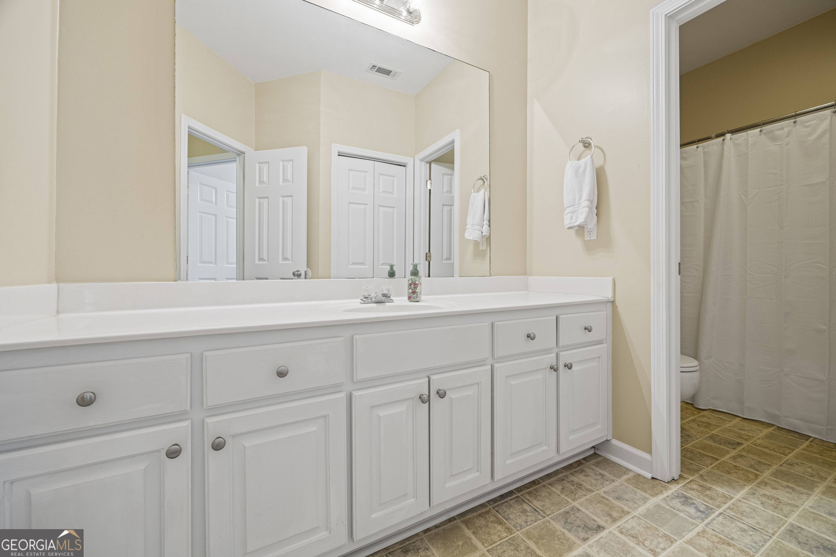 Lavonia, Georgia 30553, United States, 5 Bedrooms Bedrooms, ,3 BathroomsBathrooms,Residential,Active,44258