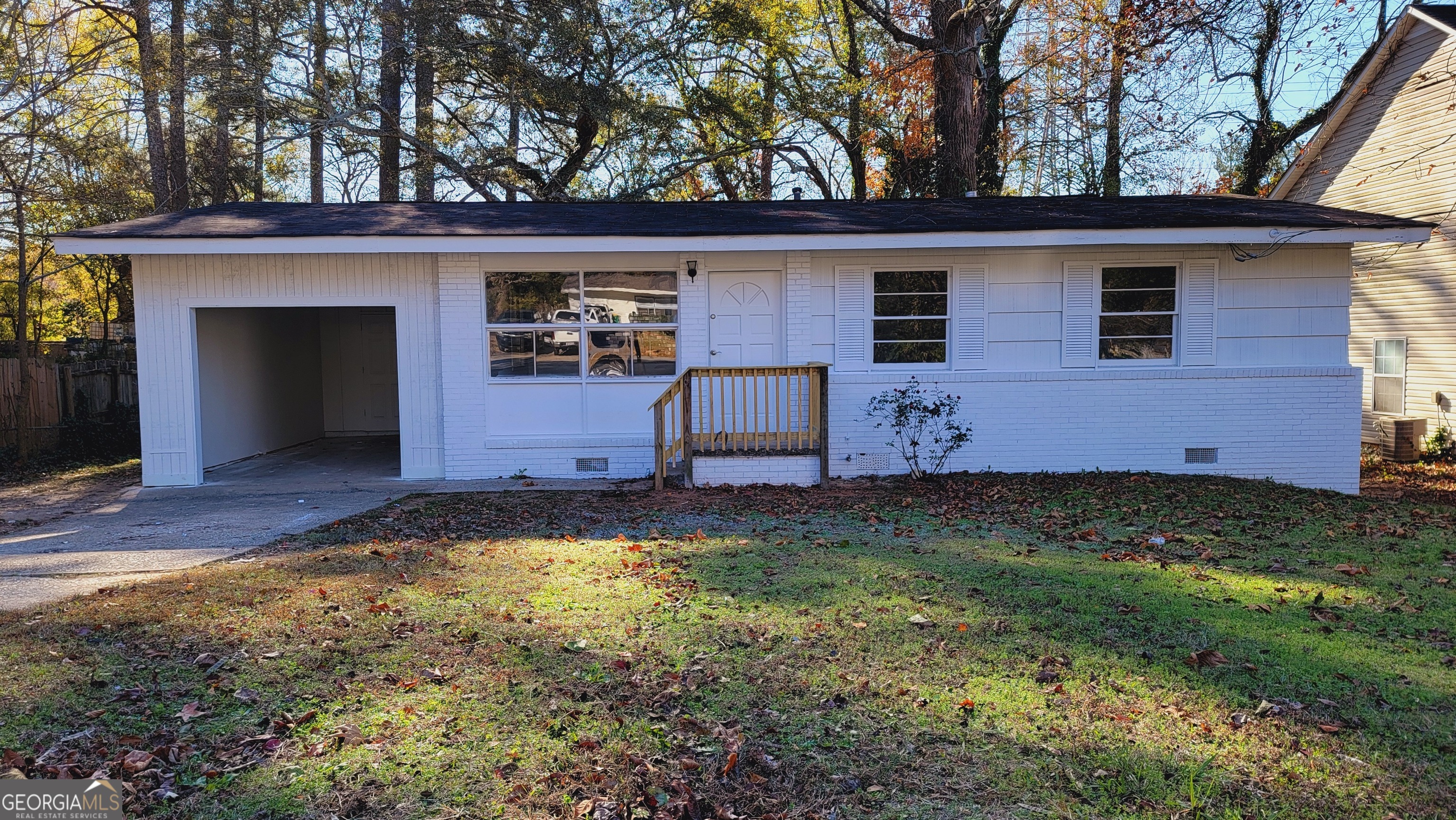 Welcome to this renovated 3-bedroom, 2-bathroom home with a sunroom! Features include new flooring, fresh paint, updated bathrooms, and modern light fixtures. Conveniently located near I-75 and grocery stores, this home is move-in ready! This property is priced to sell and is being sold as is.