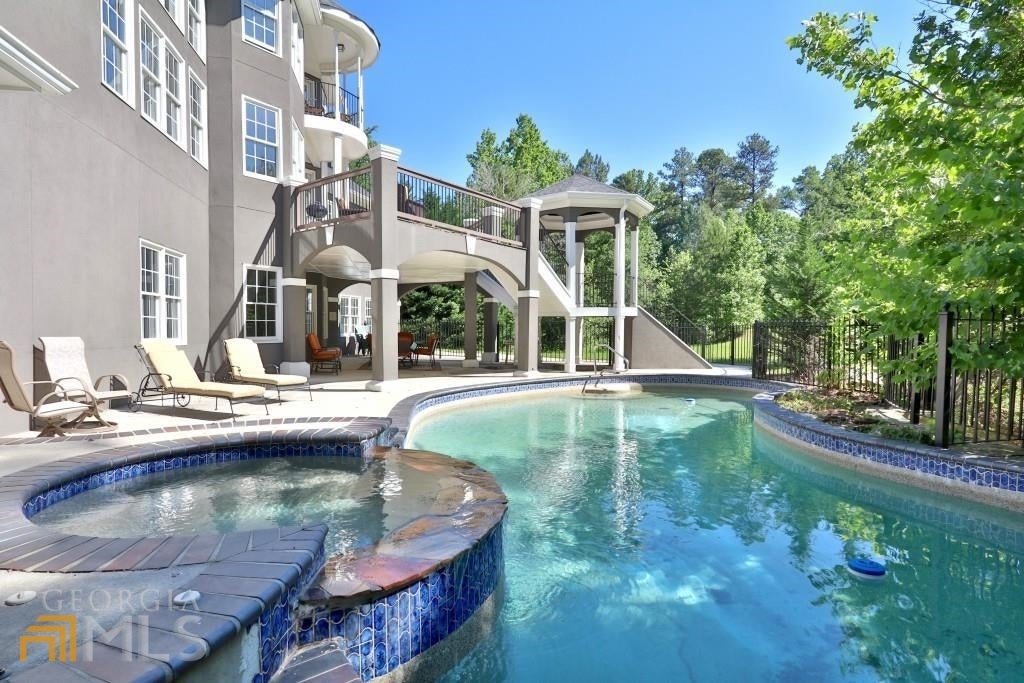 910 Woodward Park DR