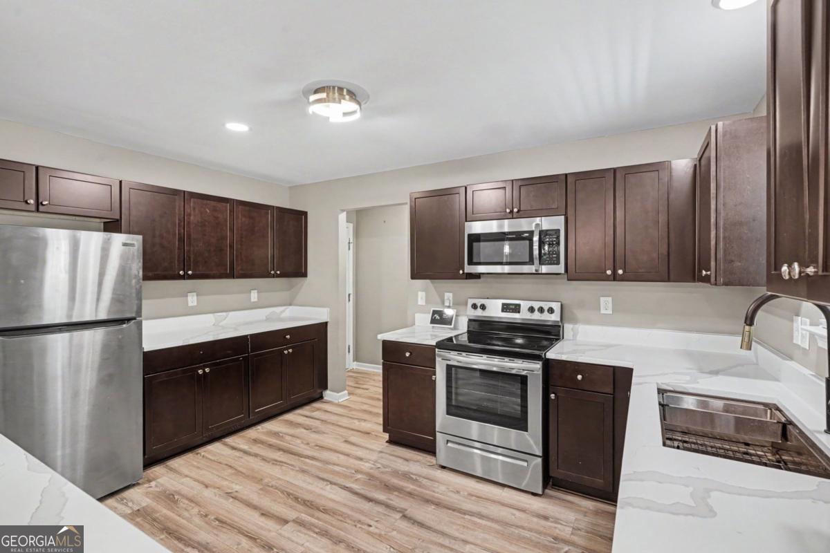 1128 Oak Hollow LN