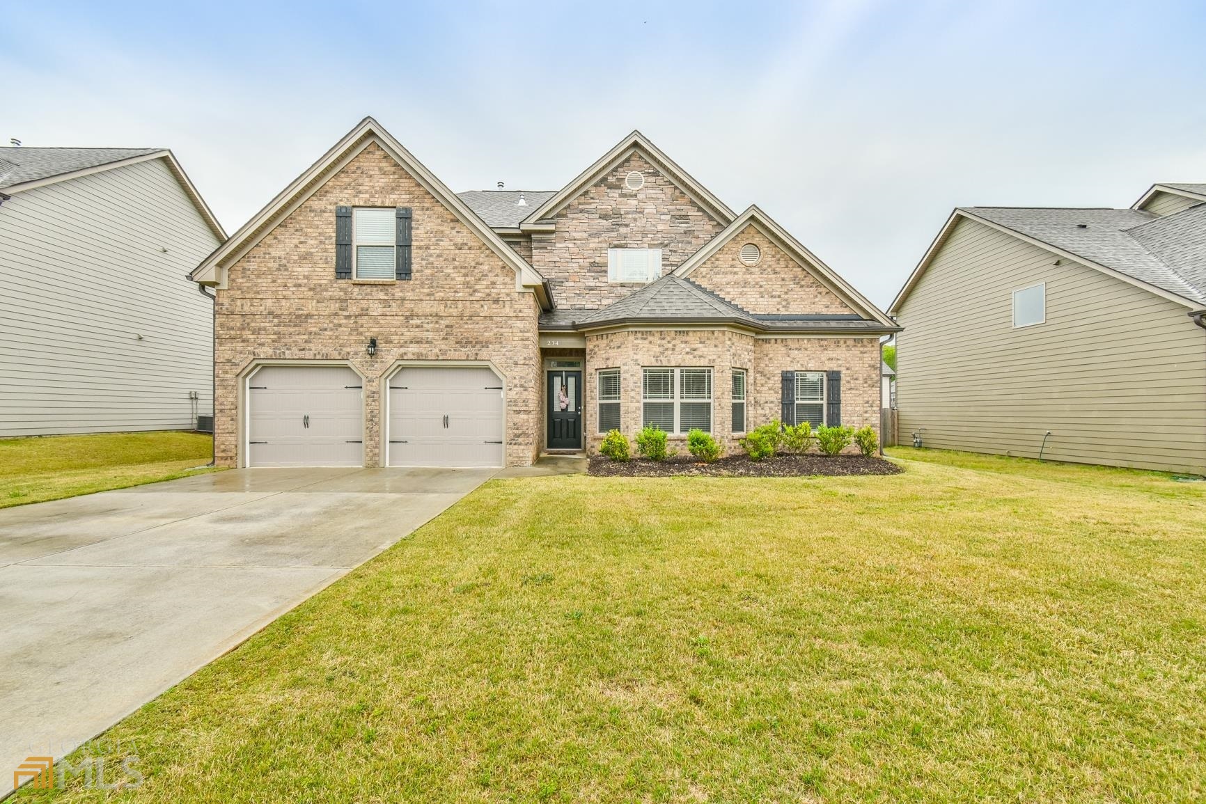 Resort style amenities in an awesome community in Gwinnett County. This home has 4 bedrooms 3.5 baths with the owner’s suite on the main level, a loft area, large secondary bedrooms and the floor plan is open. Open House Saturday & Sunday May 7th & 8th from 12-2pm.