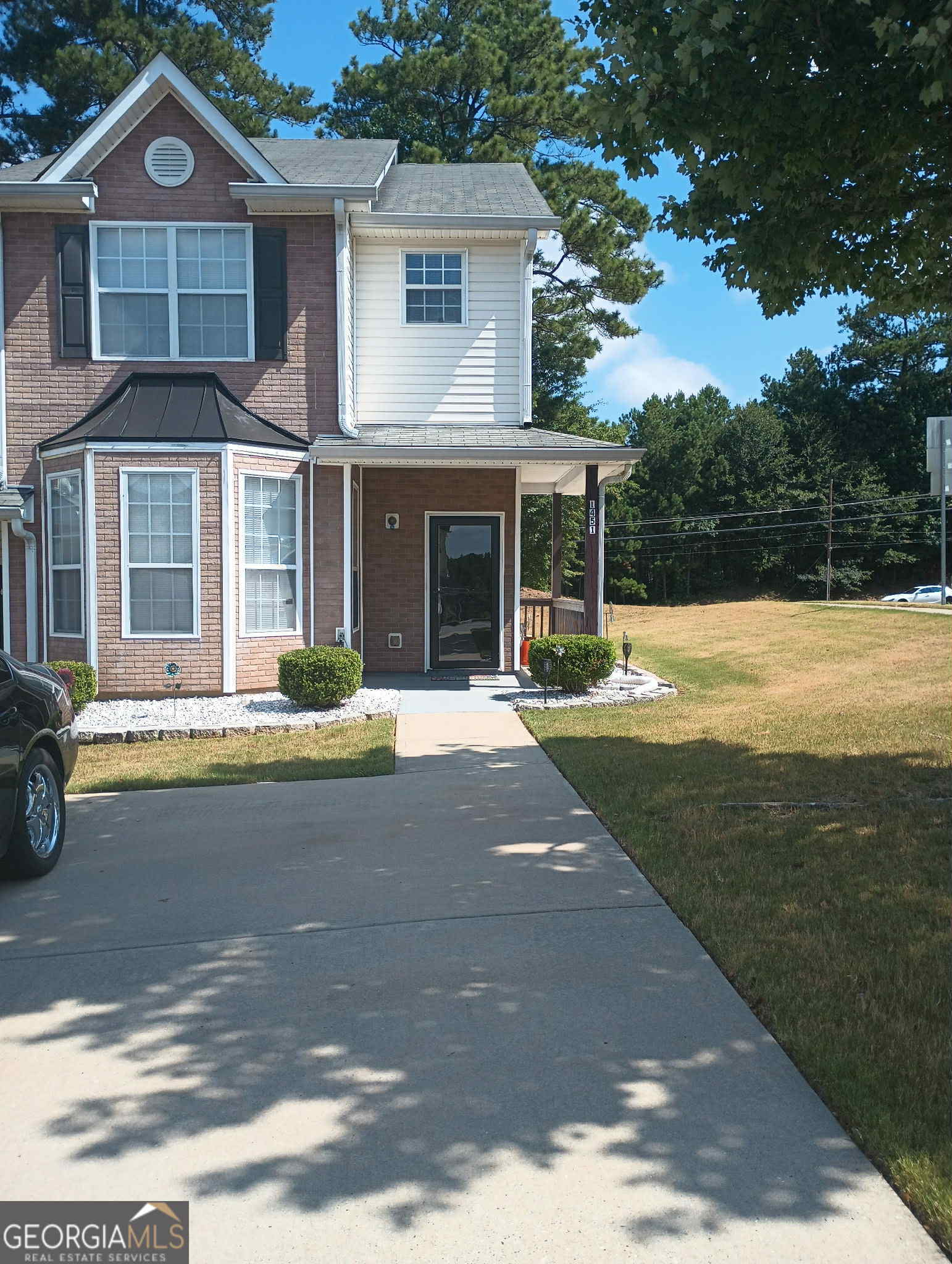 Welcome to this charming townhouse in Riverdale GA. Lovely 3 bedroom end unit two and a half bathrooms. Kitchens appliances will stay with property Refrigerator, Stove, Washer and Dryer will be left at property for your convenience. This home has been beautifully maintained. HOA provides weekly grounds care. Only 15 minutes from ATL Hartsfield Airport, Don't miss out on this beauty! It will go fast!