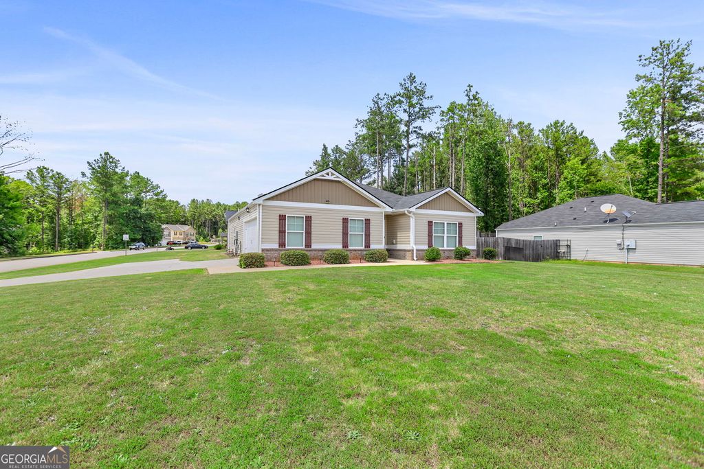 Photo of 141 N Meadows Ridge Drive, Grantville, GA 30220 (MLS # 10812091)