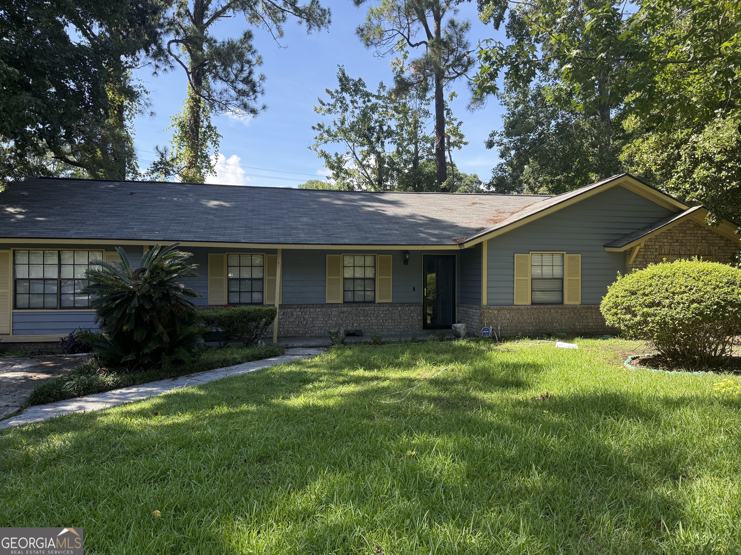 **Charming 3 Bedroom Home in Largo Woods Community** Welcome to your new sanctuary in the desirable Largo Woods community! This beautifully renovated 3-bedroom, 2-bathroom home features an open floor plan that seamlessly connects the living spaces, perfect for entertaining or enjoying family time. There are brand new vinyl floors that add a modern touch throughout. The spacious kitchen includes a cozy breakfast area, ideal for morning coffee or casual dining. Enjoy the outdoors on the open patio, overlooking a large front and backyard, providing ample space for gardening, play, or relaxation. Situated at the end of a quiet cul-de-sac, this property offers privacy and peace. This home also offers private parking and is only minutes from a variety of restaurants and shopping options, you'll have convenience at your doorstep. Don't miss the opportunity to make this lovely home yours!