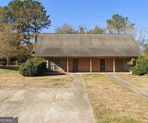 Spacious 2 Bd/2Ba Duplex unit. Recently remodeled and convenient to schools and shopping!