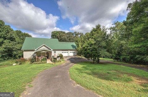 A home in Adairsville