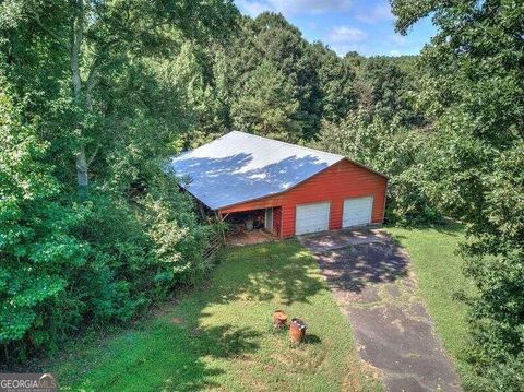 A home in Adairsville