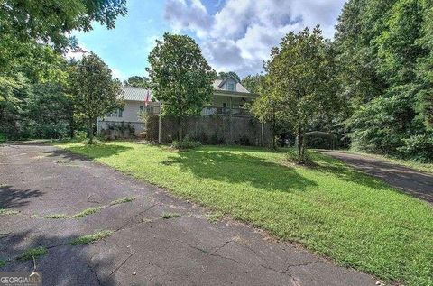 A home in Adairsville