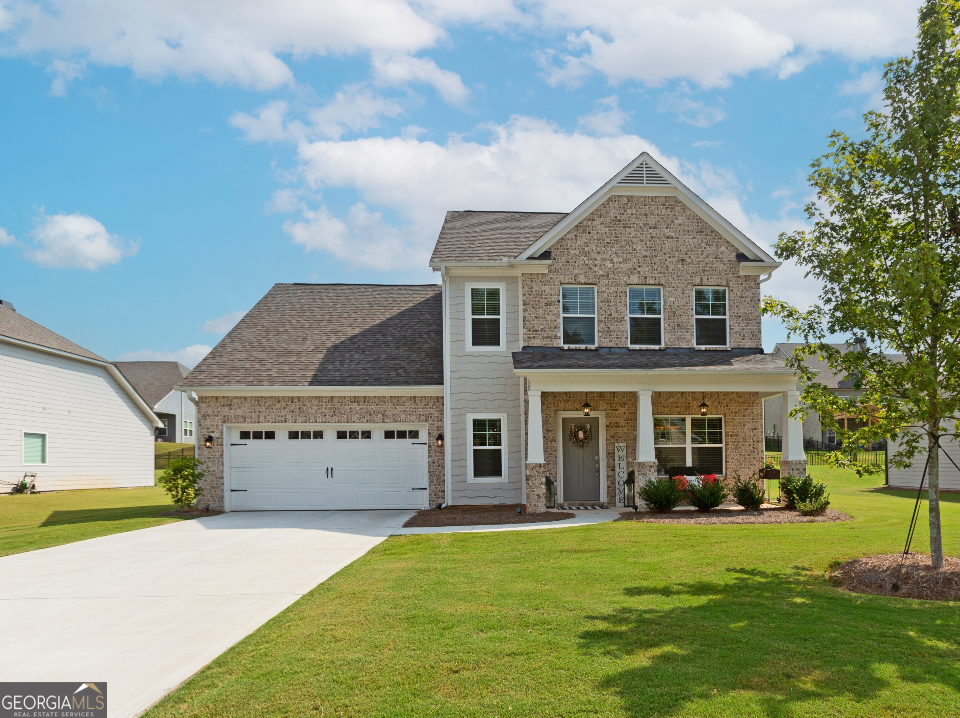 Looking to Move to a Golf Course Community? Don't miss this like-new Paran Home in sought-after Jefferson! Fresh interior & exterior paint, new carpet, and an open floor plan with 3 beds, 2.5 baths, master on main, loft, plus a large backyard with covered patio. The chef's kitchen features a very large walk-in pantry, granite countertops, white cabinets, stainless steel appliances, and a spacious island overlooking the family room with fireplace. Flexible separate dining room/office makes working from home or entertaining a breeze. Lifestyle & Amenities include the Olympic-sized pool with splash pad & waterslide, tennis, pickleball, golf, and countless community activities. Dine at the on-site Country Club Restaurant, Twenty7, or grab a drink. This luxury farmhouse offers the perfect blend of upscale living and an active golf community lifestyle. Top-rated schools, close to I-85, shopping & dining. Schedule your showing today!